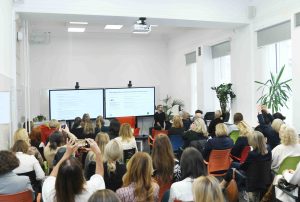 Ženske v gospodarstvu in financah: od dostopa do kapitala do finančne pismenosti mladih  - ONA VE - 16