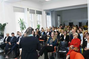 Ženske v gospodarstvu in financah: od dostopa do kapitala do finančne pismenosti mladih  - ONA VE - 19